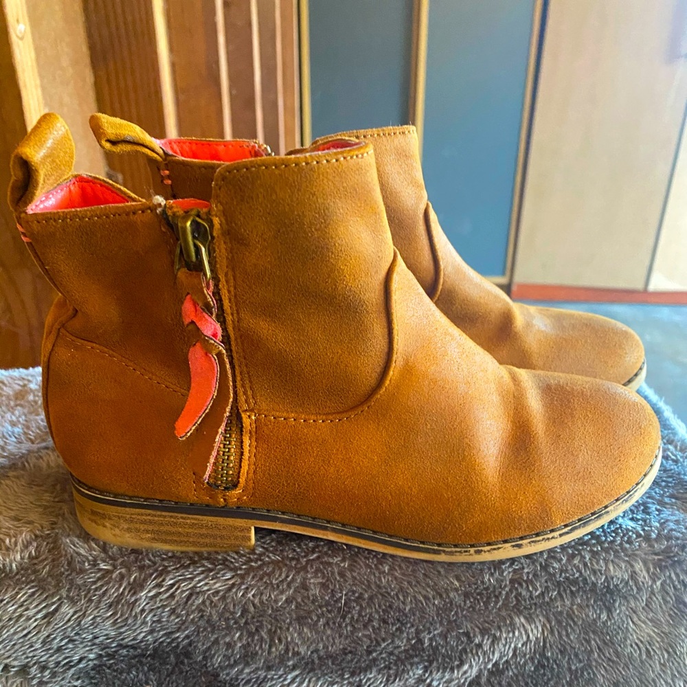 Girls Sz. 2 Cat & Jack brown boots